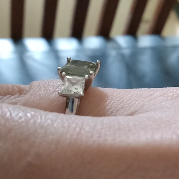 Princess cut 3 stone CZ and sterling ring - Picture 4 of 5